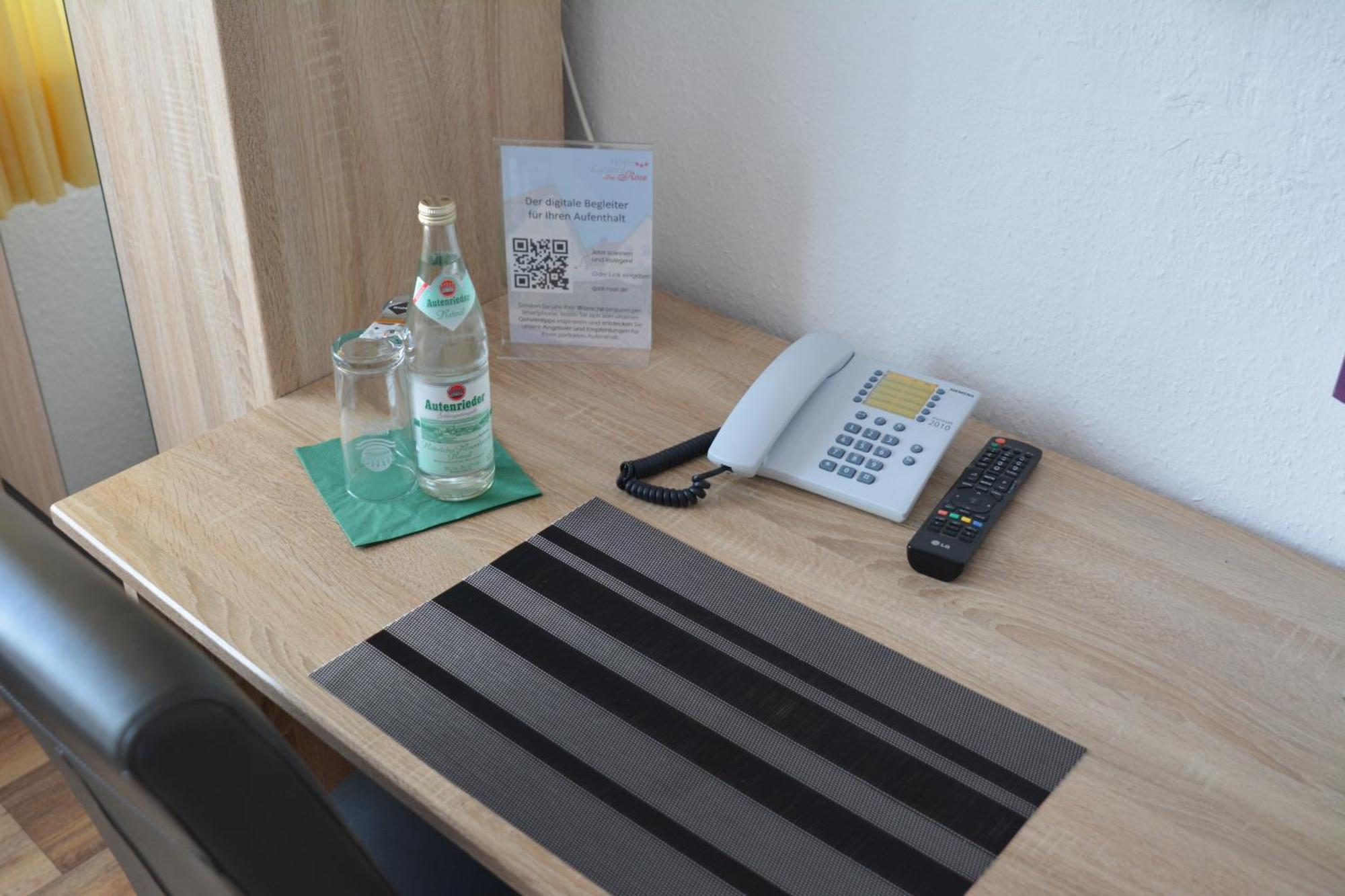 Hotel-Gasthof Zur Rose Weißenhorn الغرفة الصورة