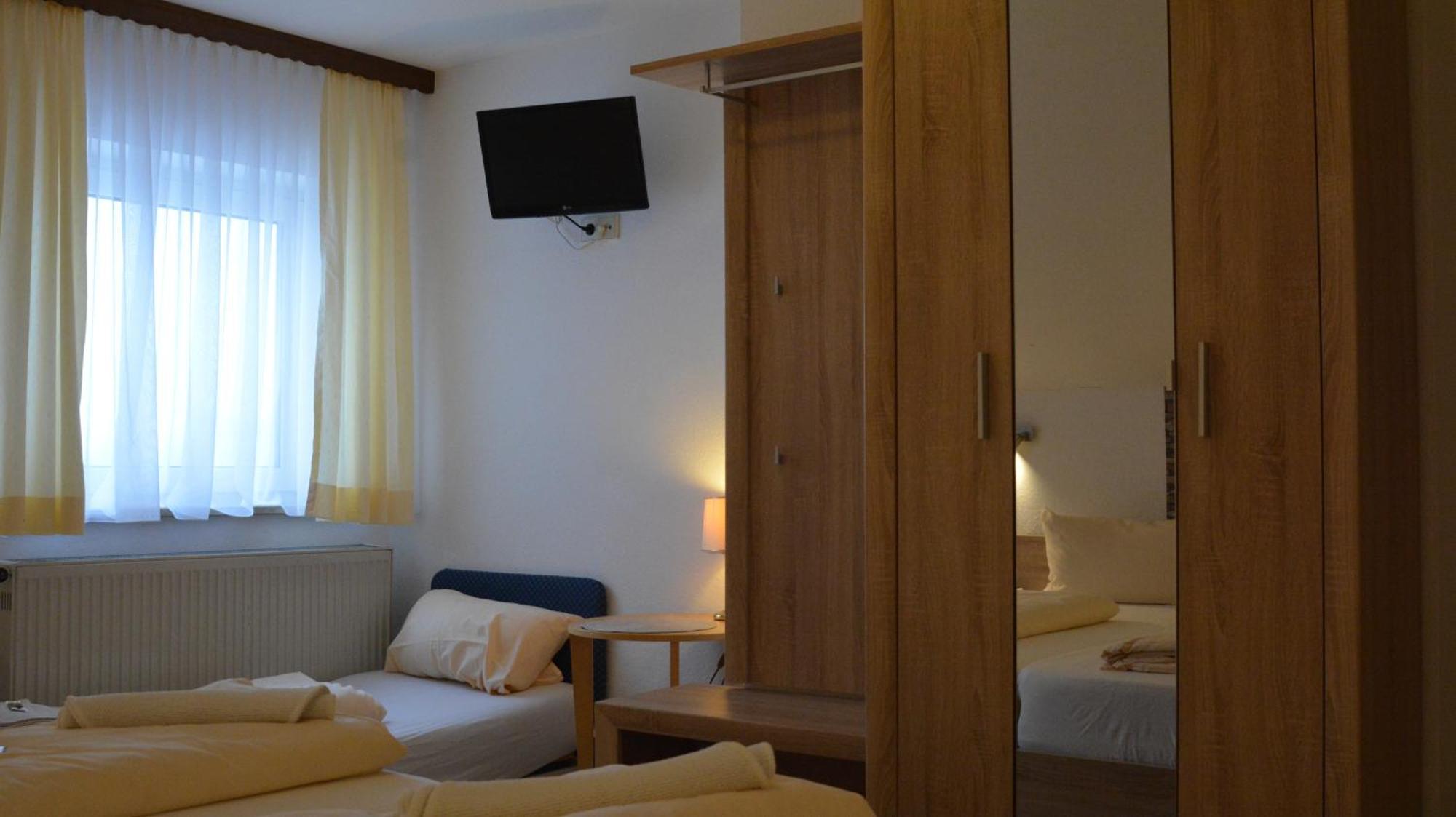 Hotel-Gasthof Zur Rose Weißenhorn الغرفة الصورة