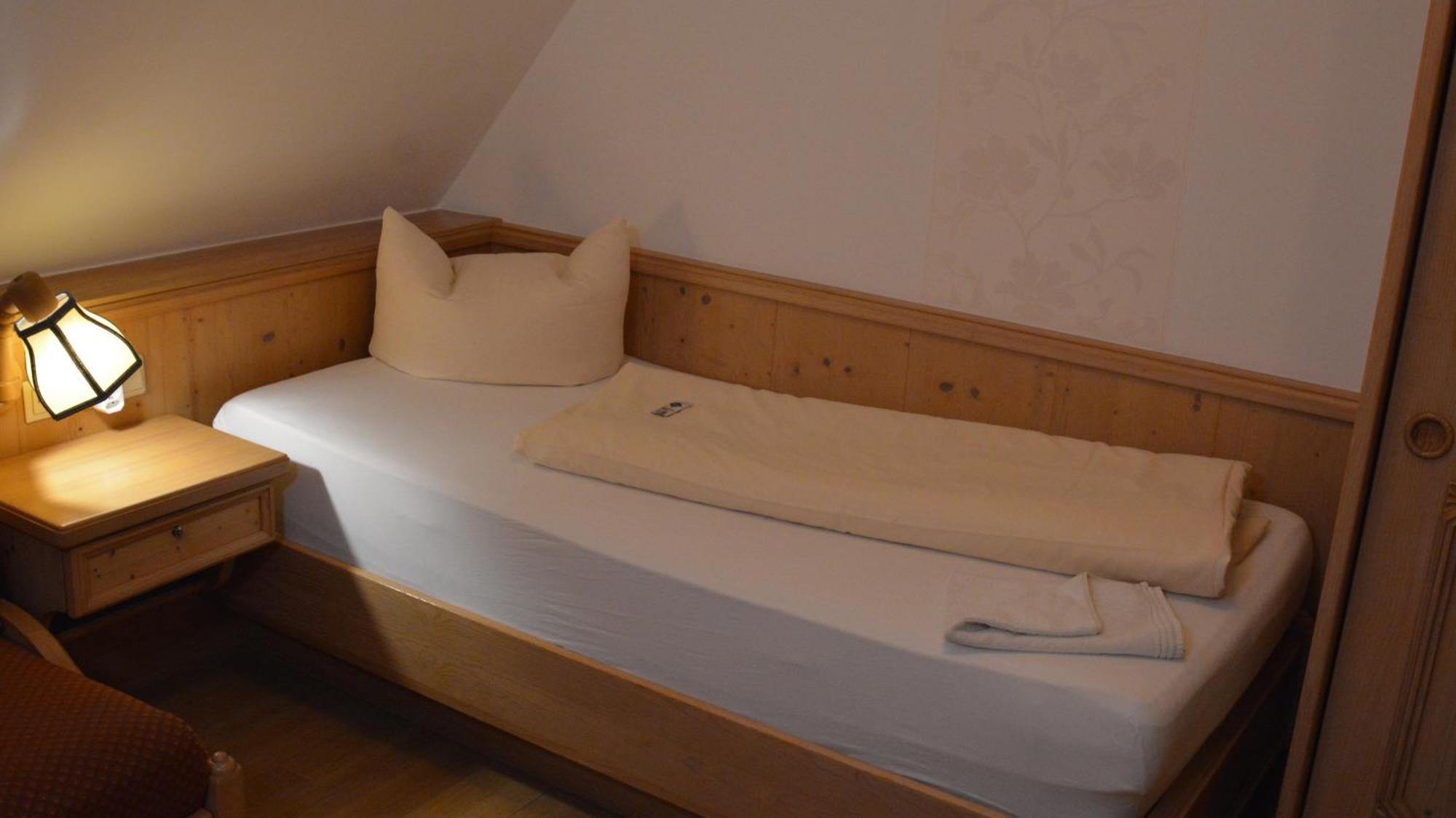 Hotel-Gasthof Zur Rose Weißenhorn الغرفة الصورة