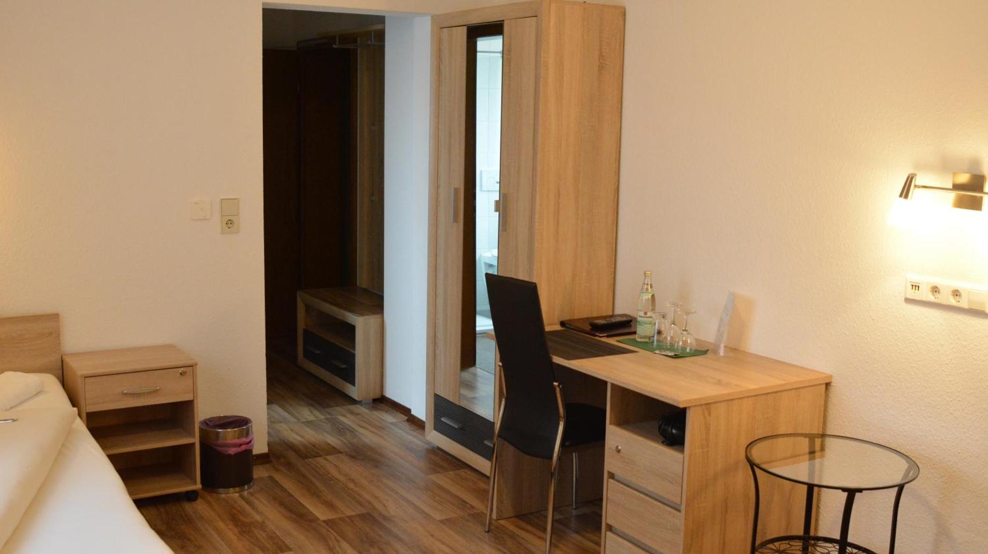 Hotel-Gasthof Zur Rose Weißenhorn الغرفة الصورة