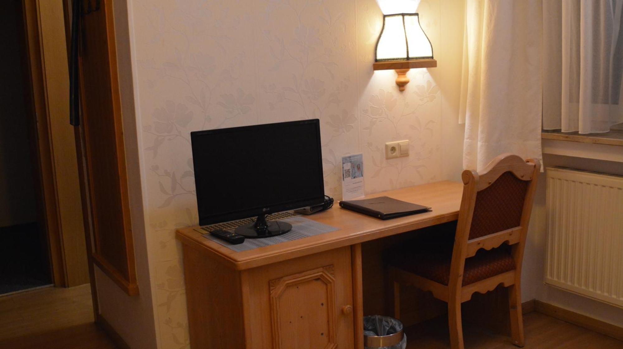 Hotel-Gasthof Zur Rose Weißenhorn الغرفة الصورة
