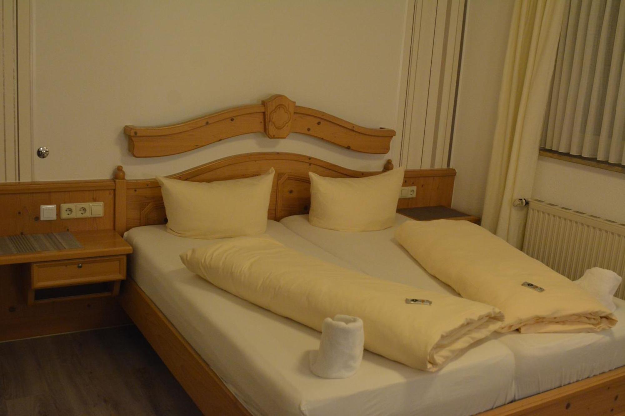 Hotel-Gasthof Zur Rose Weißenhorn الغرفة الصورة