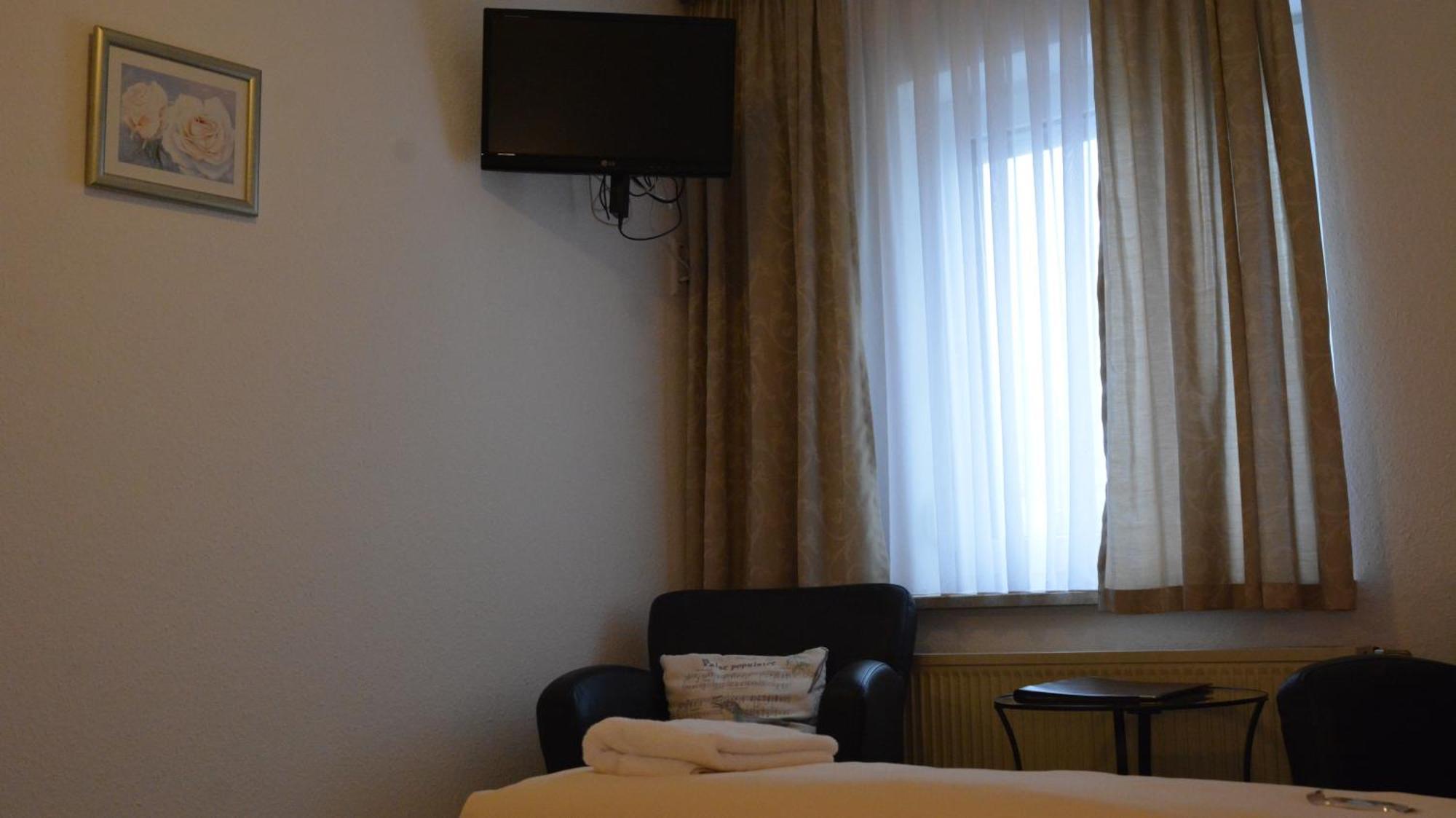 Hotel-Gasthof Zur Rose Weißenhorn الغرفة الصورة
