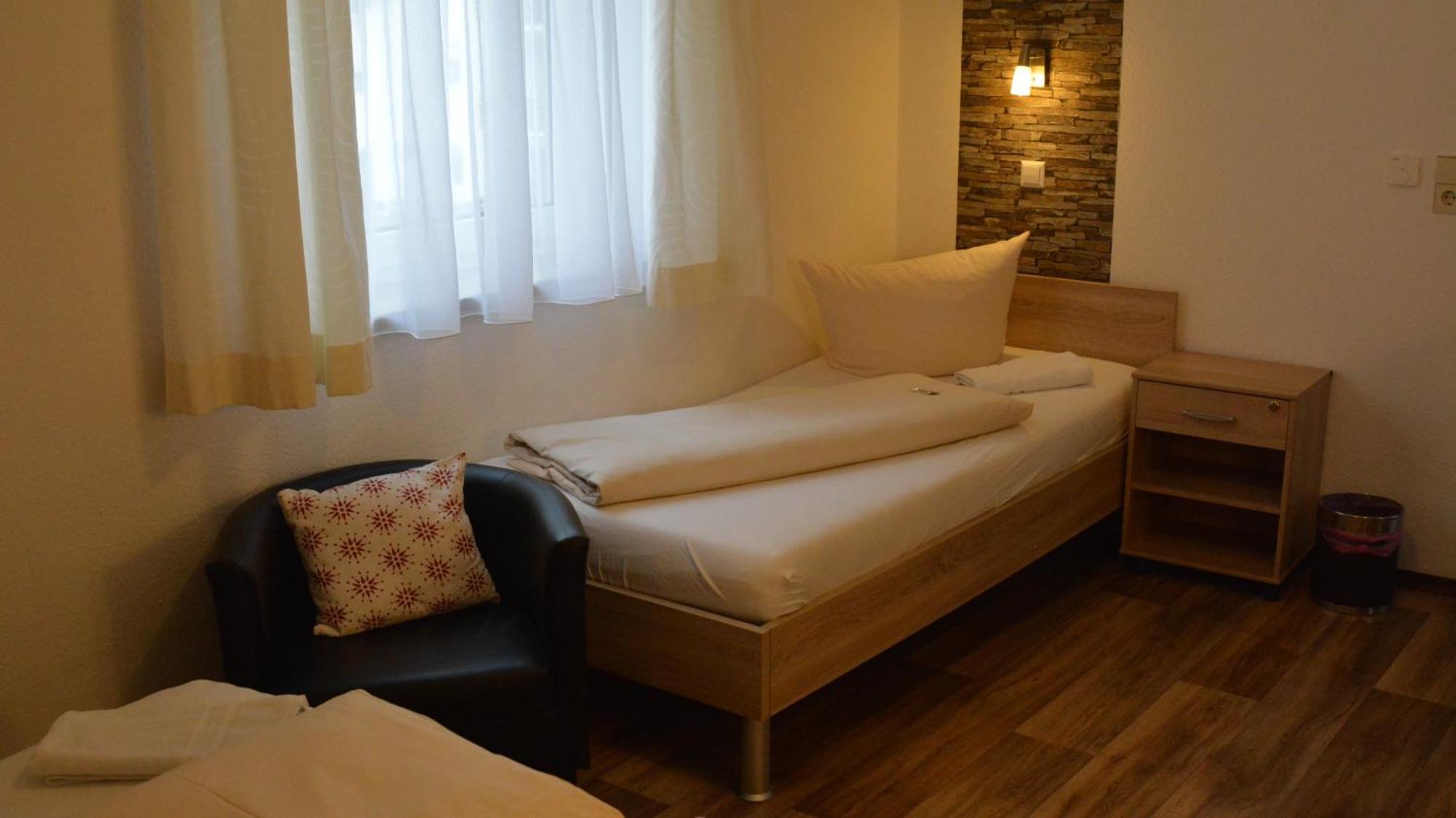 Hotel-Gasthof Zur Rose Weißenhorn الغرفة الصورة