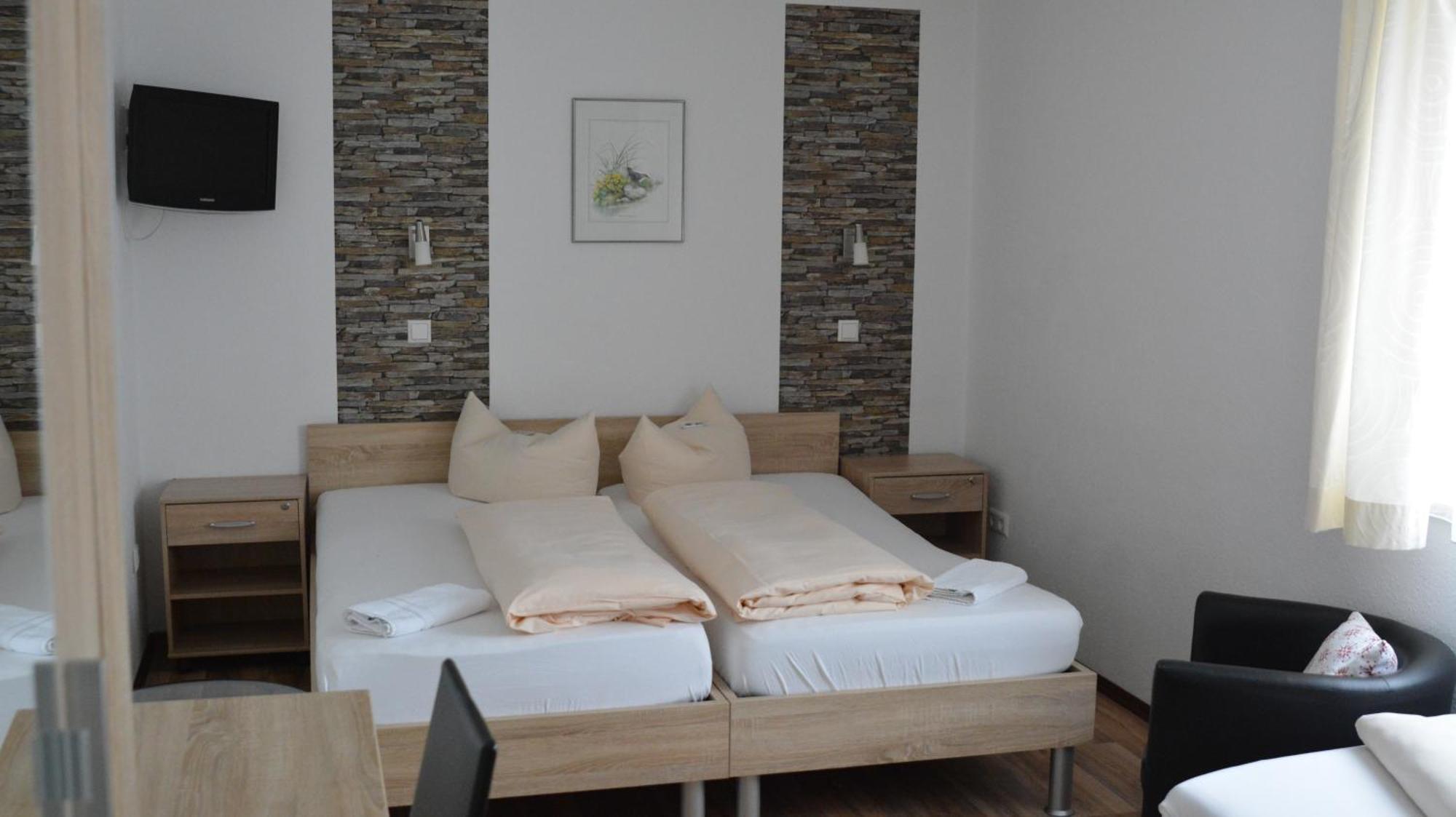 Hotel-Gasthof Zur Rose Weißenhorn الغرفة الصورة