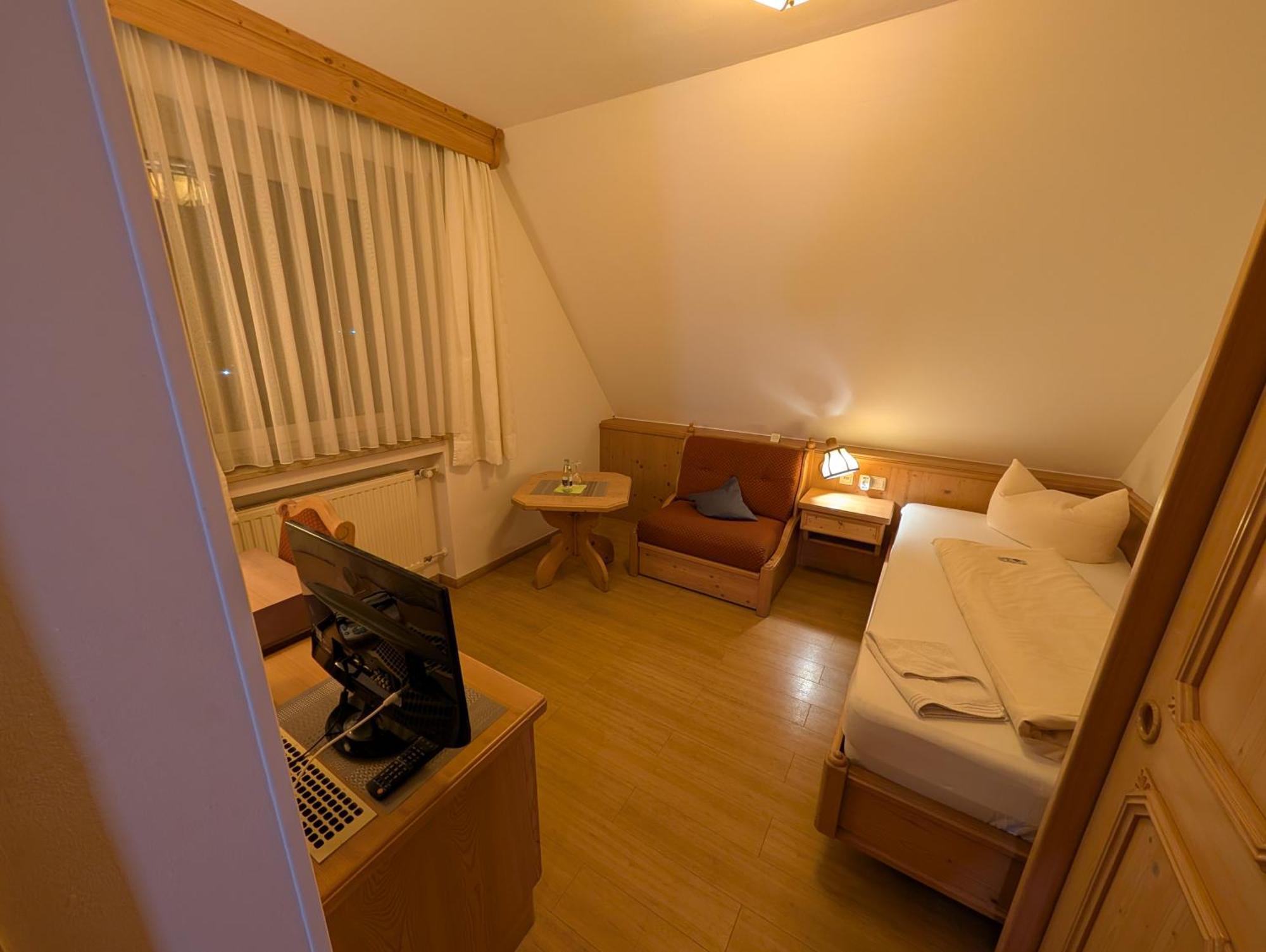 Hotel-Gasthof Zur Rose Weißenhorn الغرفة الصورة