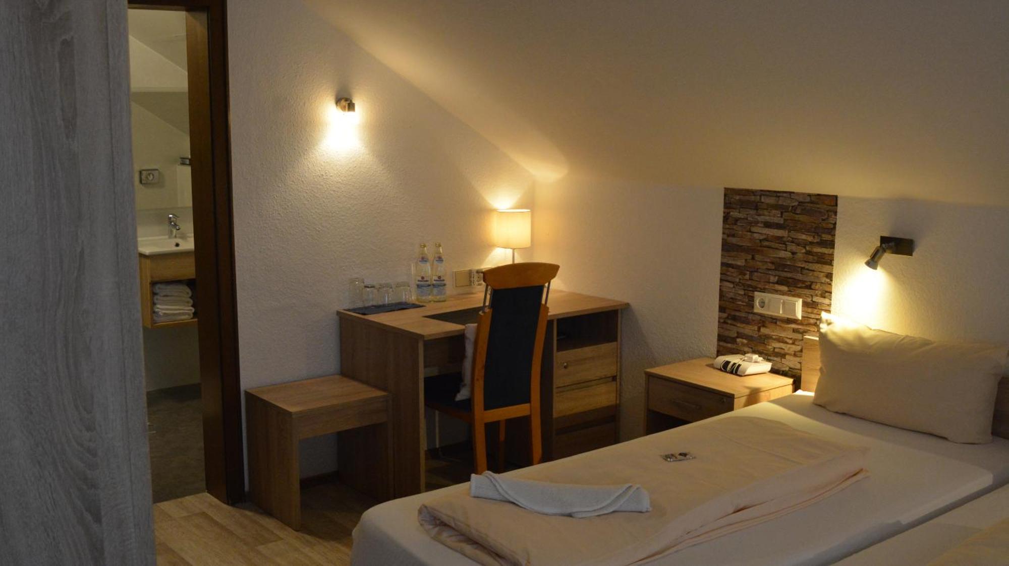 Hotel-Gasthof Zur Rose Weißenhorn الغرفة الصورة