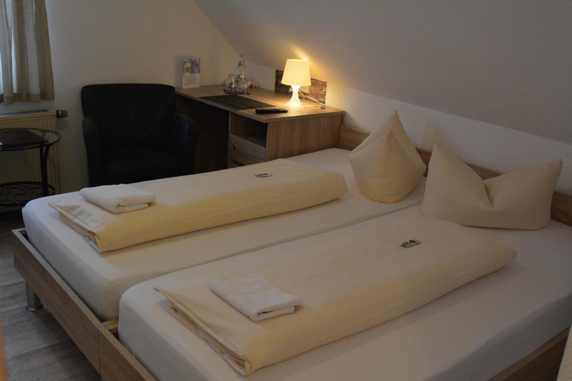 Hotel-Gasthof Zur Rose Weißenhorn الغرفة الصورة