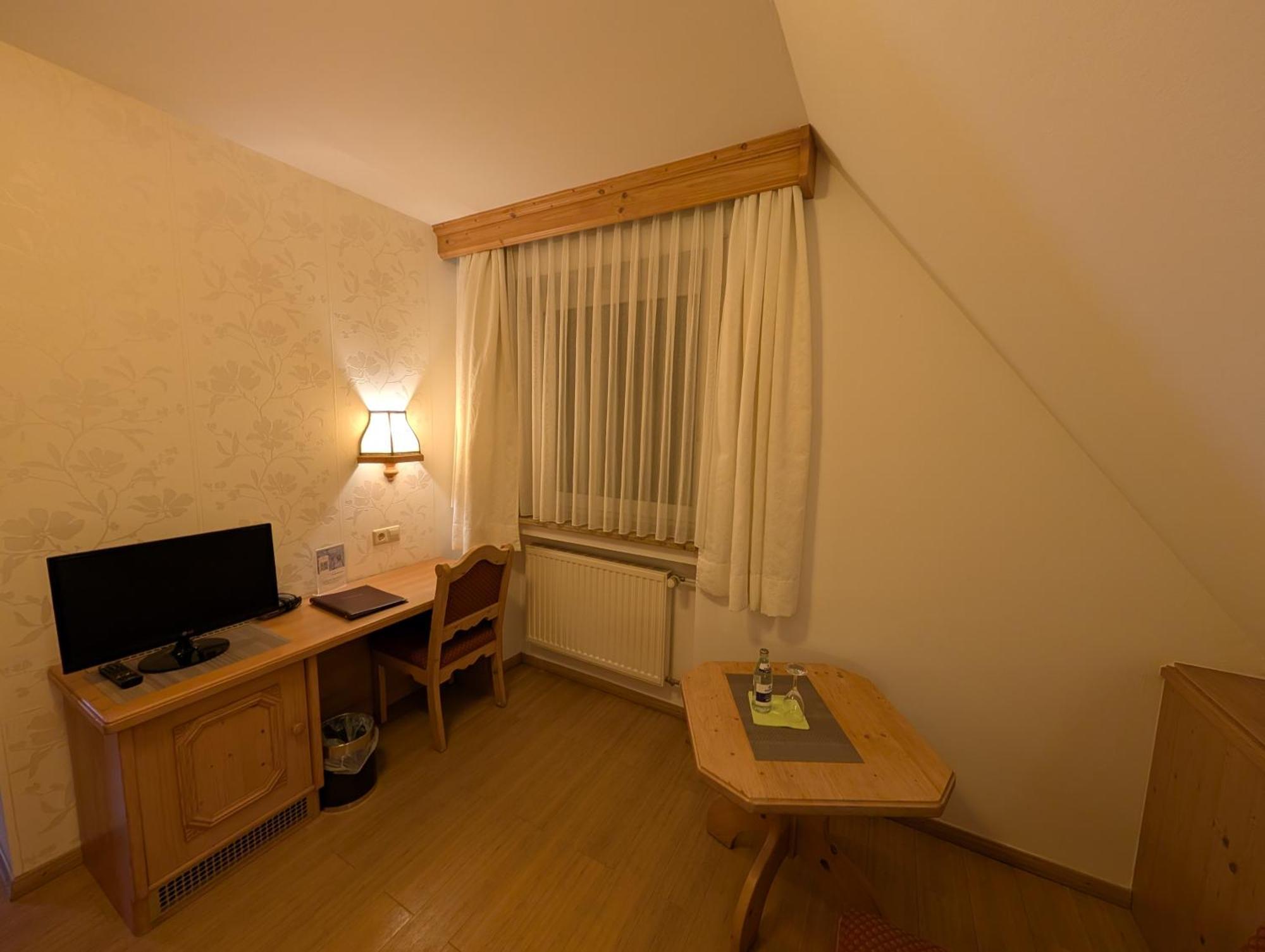 Hotel-Gasthof Zur Rose Weißenhorn الغرفة الصورة