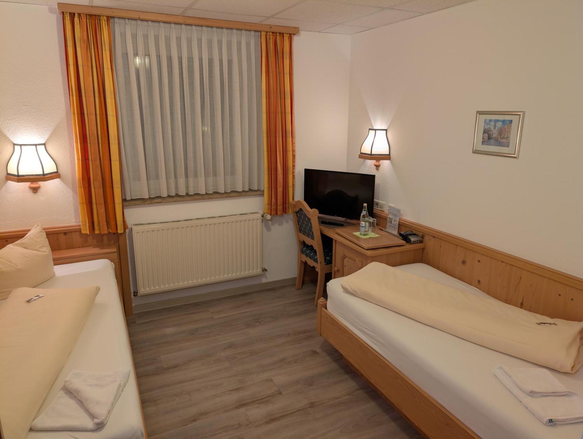 Hotel-Gasthof Zur Rose Weißenhorn الغرفة الصورة
