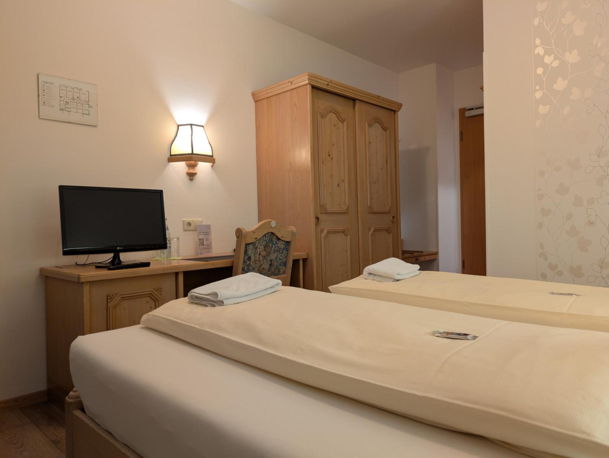 Hotel-Gasthof Zur Rose Weißenhorn الغرفة الصورة