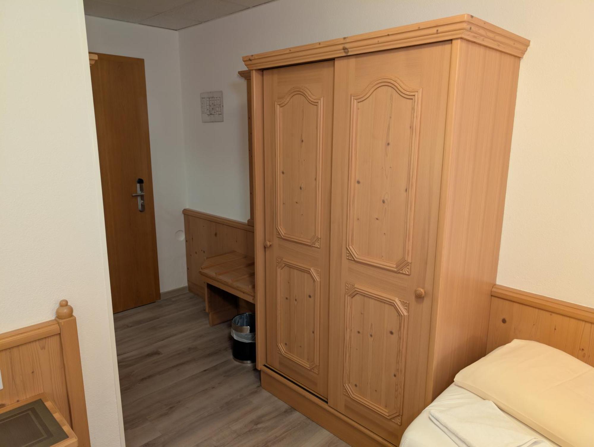 Hotel-Gasthof Zur Rose Weißenhorn الغرفة الصورة