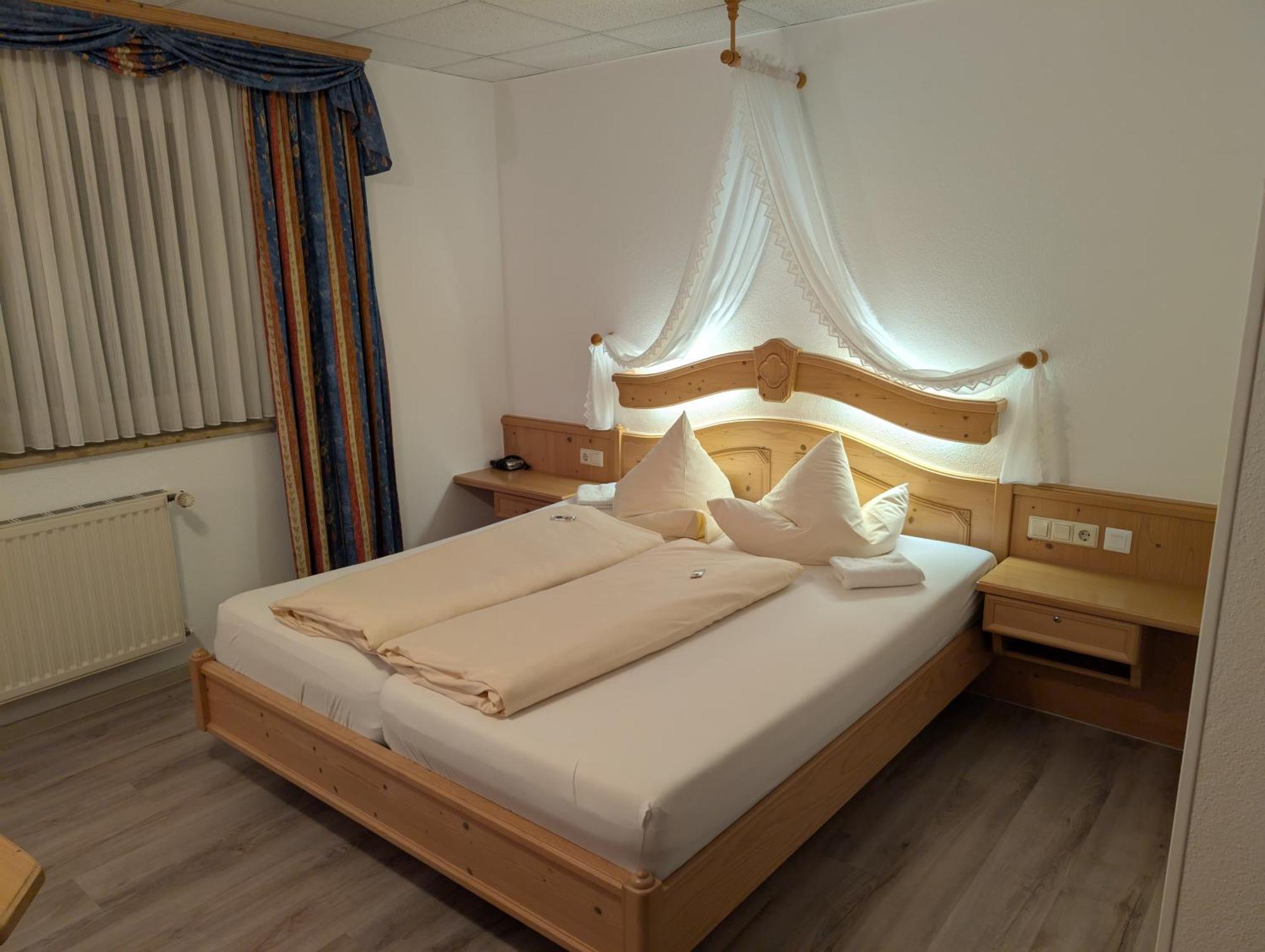 Hotel-Gasthof Zur Rose Weißenhorn الغرفة الصورة