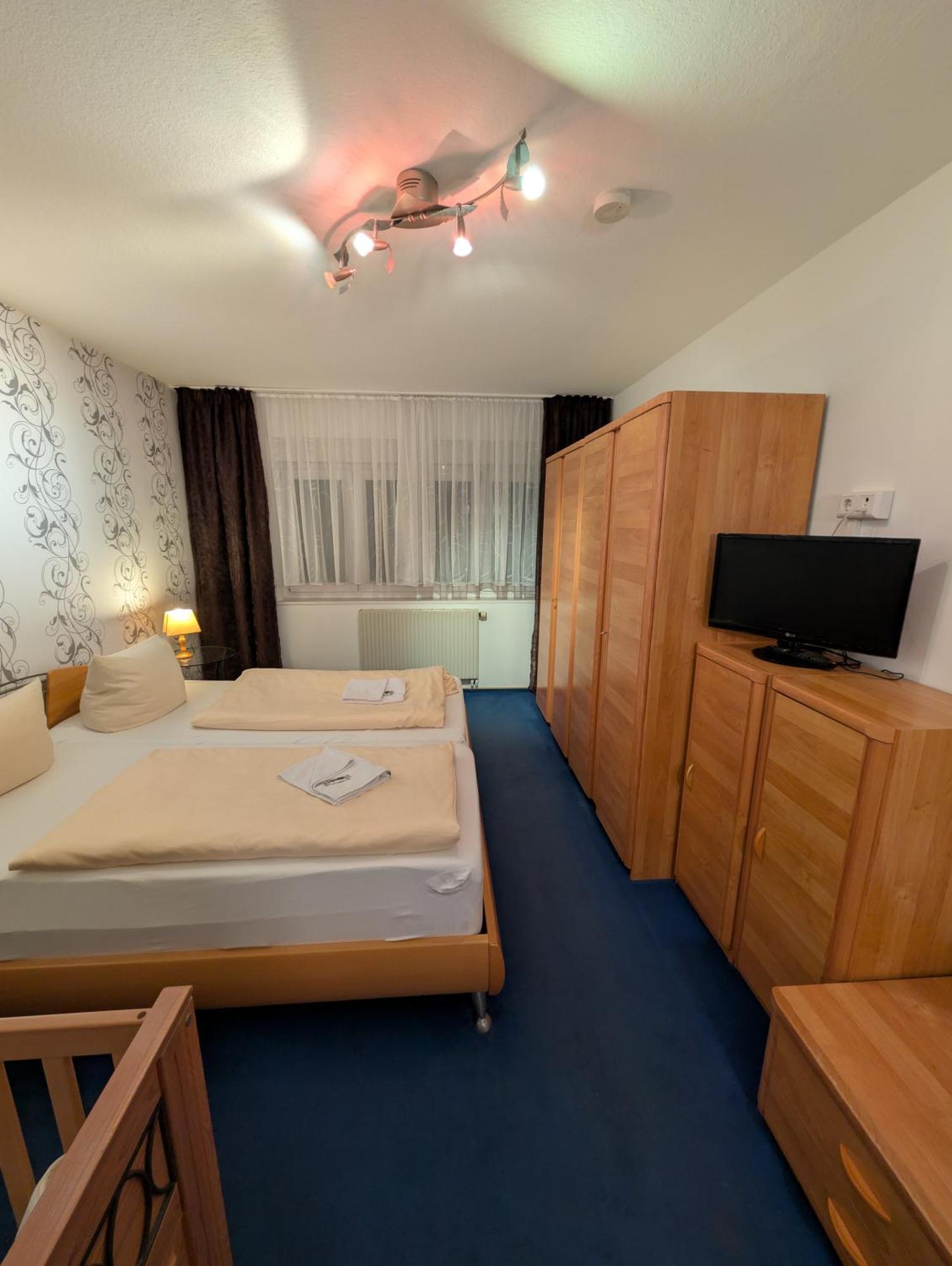 Hotel-Gasthof Zur Rose Weißenhorn الغرفة الصورة