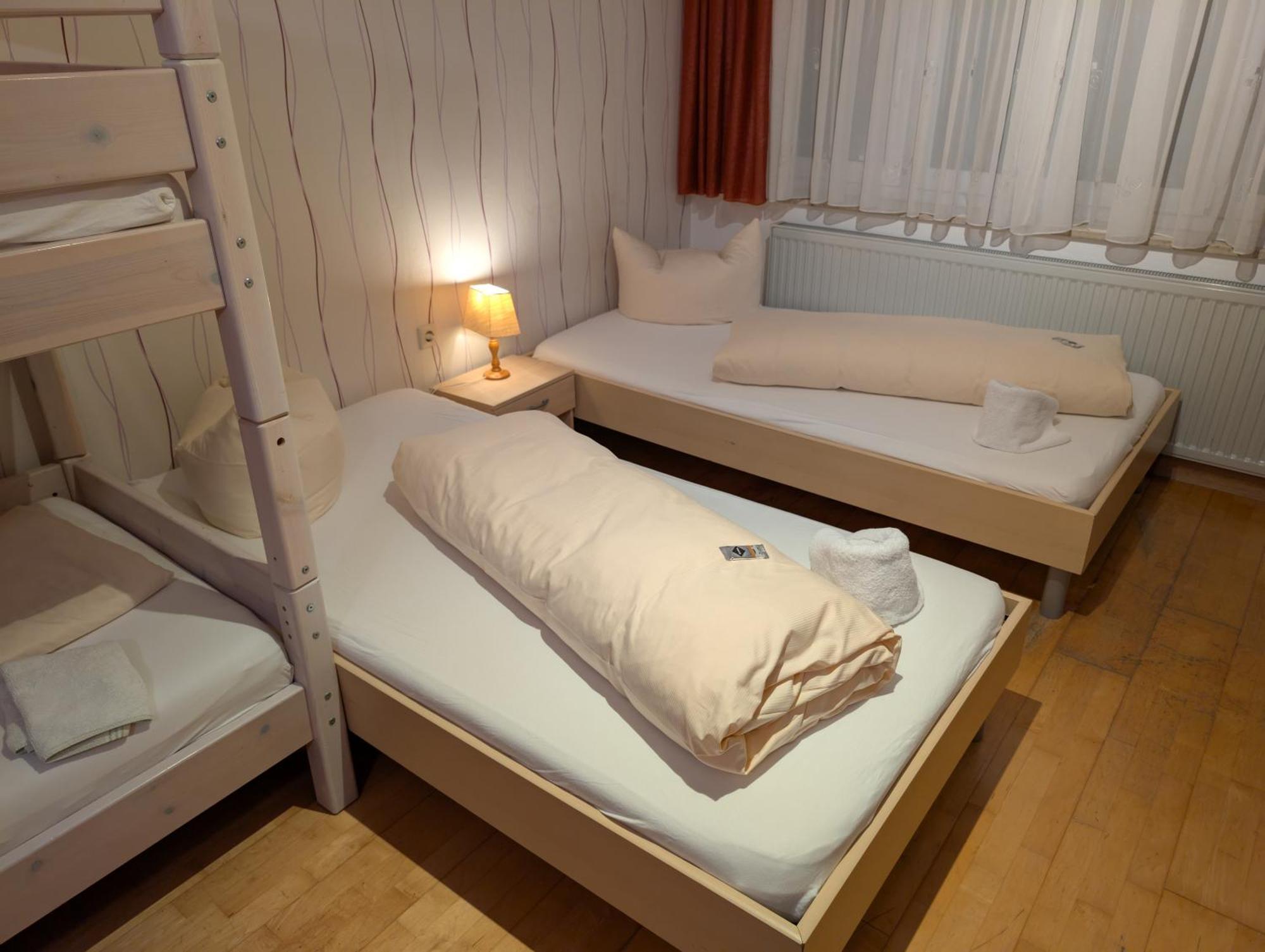 Hotel-Gasthof Zur Rose Weißenhorn الغرفة الصورة